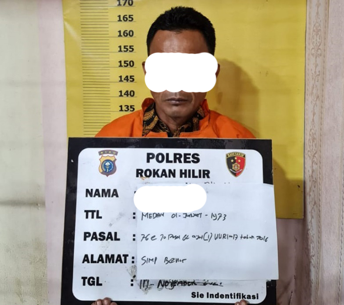 Tersangka pencabulan Dw saat diamankan di Polres Rohil, Ujung Tanjung, Tanah Putih.